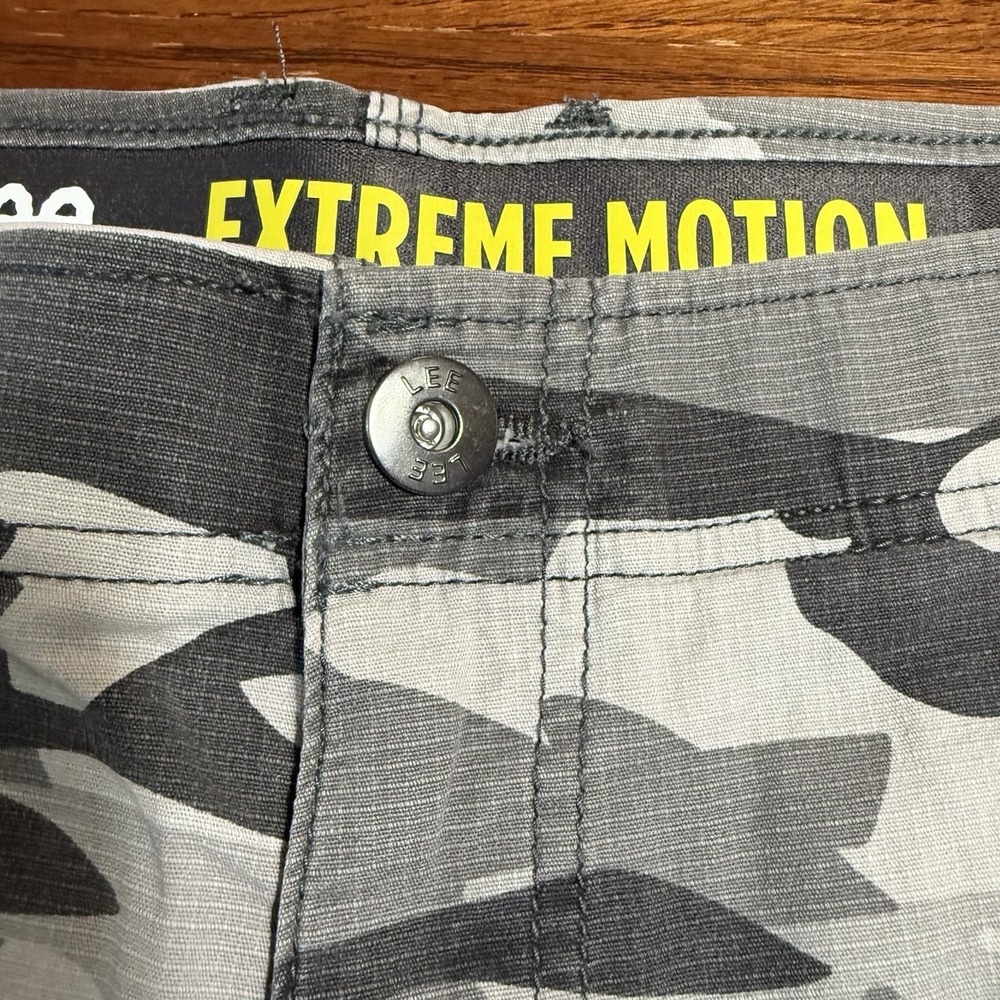 Lee Extreme Motion Cargo Shorts Mens 33 Gray Camo Stretch Performance HikingWork - Picture 4 of 16